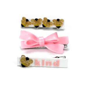 Bee Kind und Pinkfarbene Schleifen-Haarspangen von Lilies & Roses NY