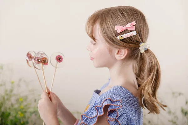 Bee Kind und Pinkfarbene Schleifen-Haarspangen von Lilies & Roses NY