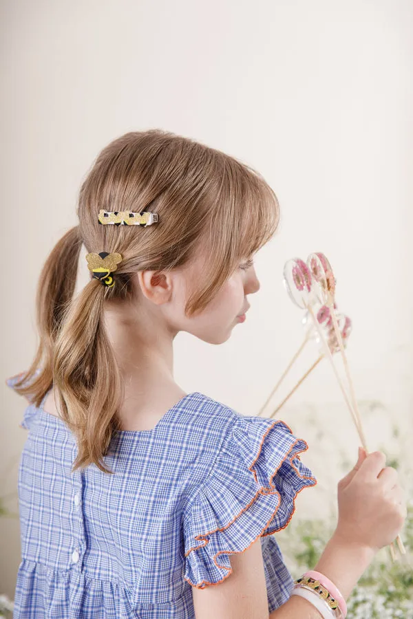 Bee Kind und Pinkfarbene Schleifen-Haarspangen von Lilies & Roses NY
