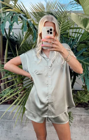 Best Day Button Up ~ Luxus Satin in Moosgrün