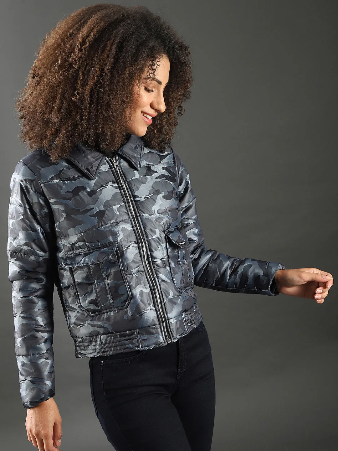 Campus Sutra Damen Tarnung Stilvolle Casual Bomberjacke