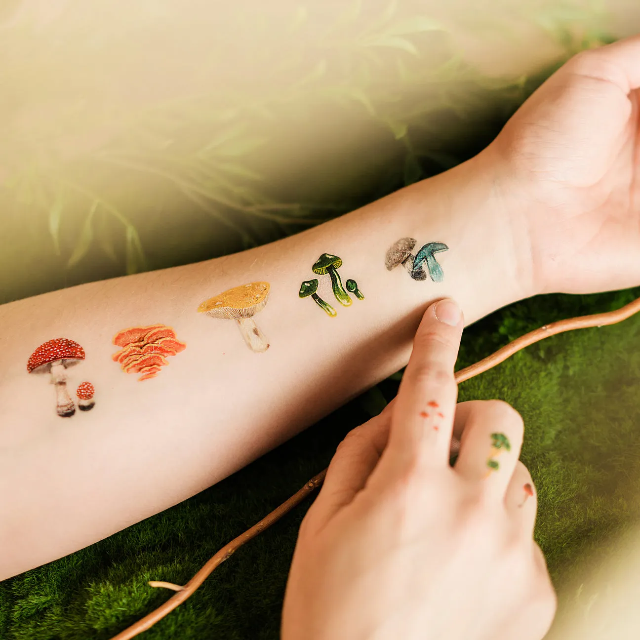 Bunte Pilz-Tattoo-Bögen - Set mit 2 von Tattly