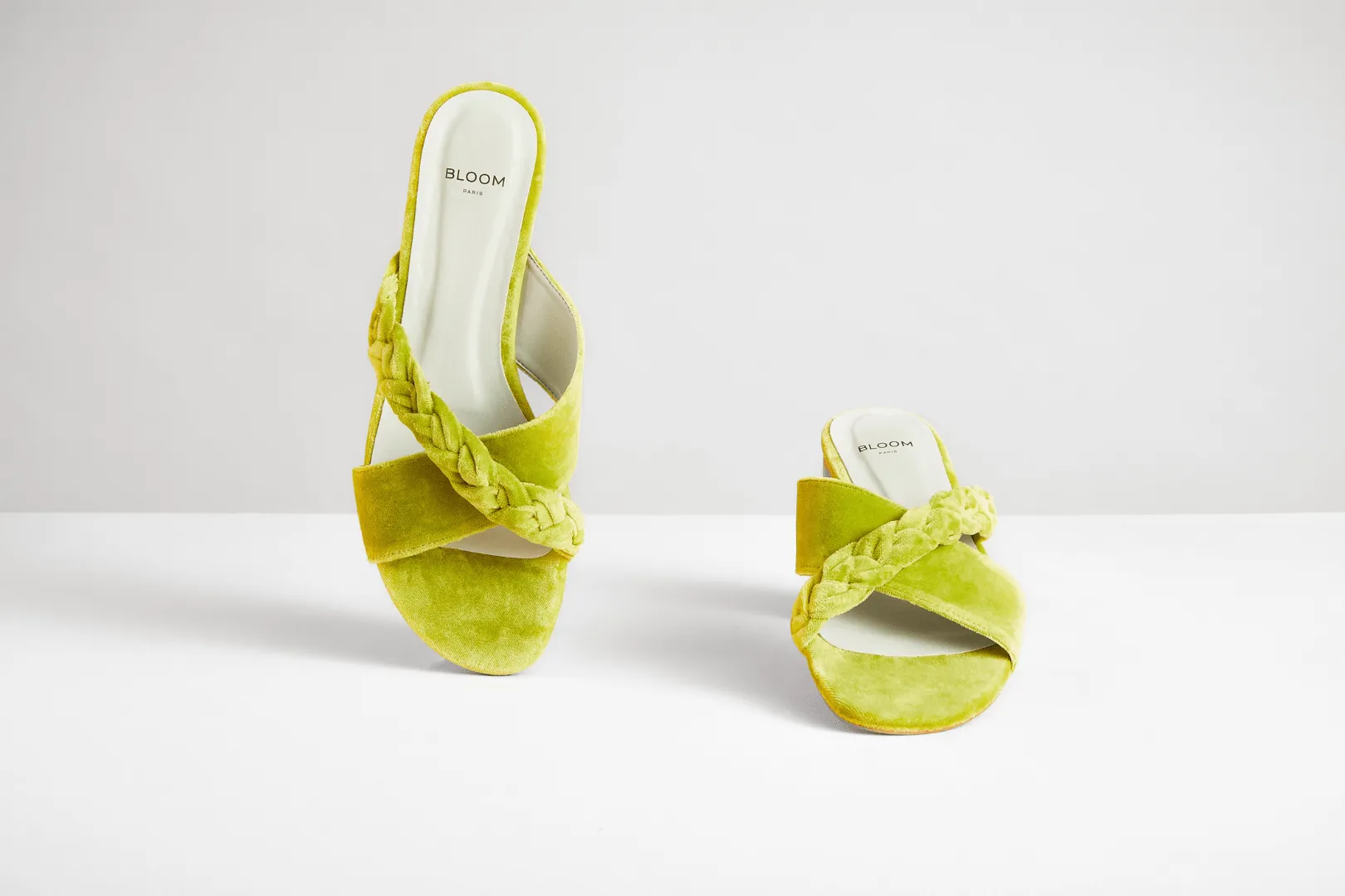 Baumwoll-Samt Vegane Geflochtene Kreuzriemen-Sandalen mit Riemenverschluss | Acido Grün