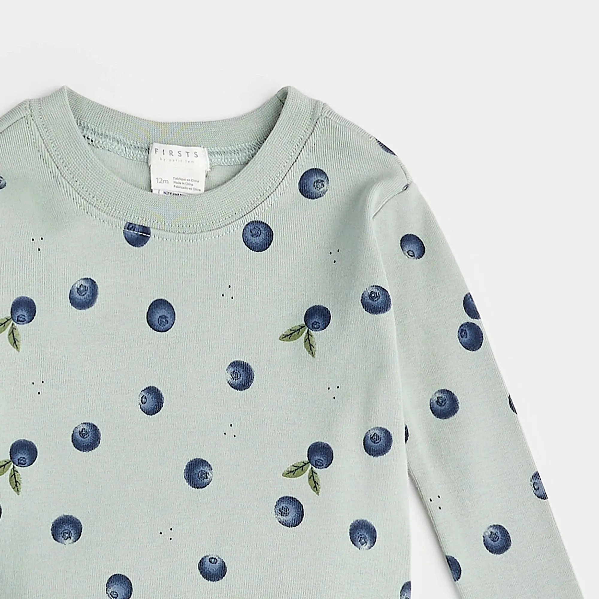 FIRSTS Blaubeer-Print auf Blue Mist Baby-Pyjama-Set