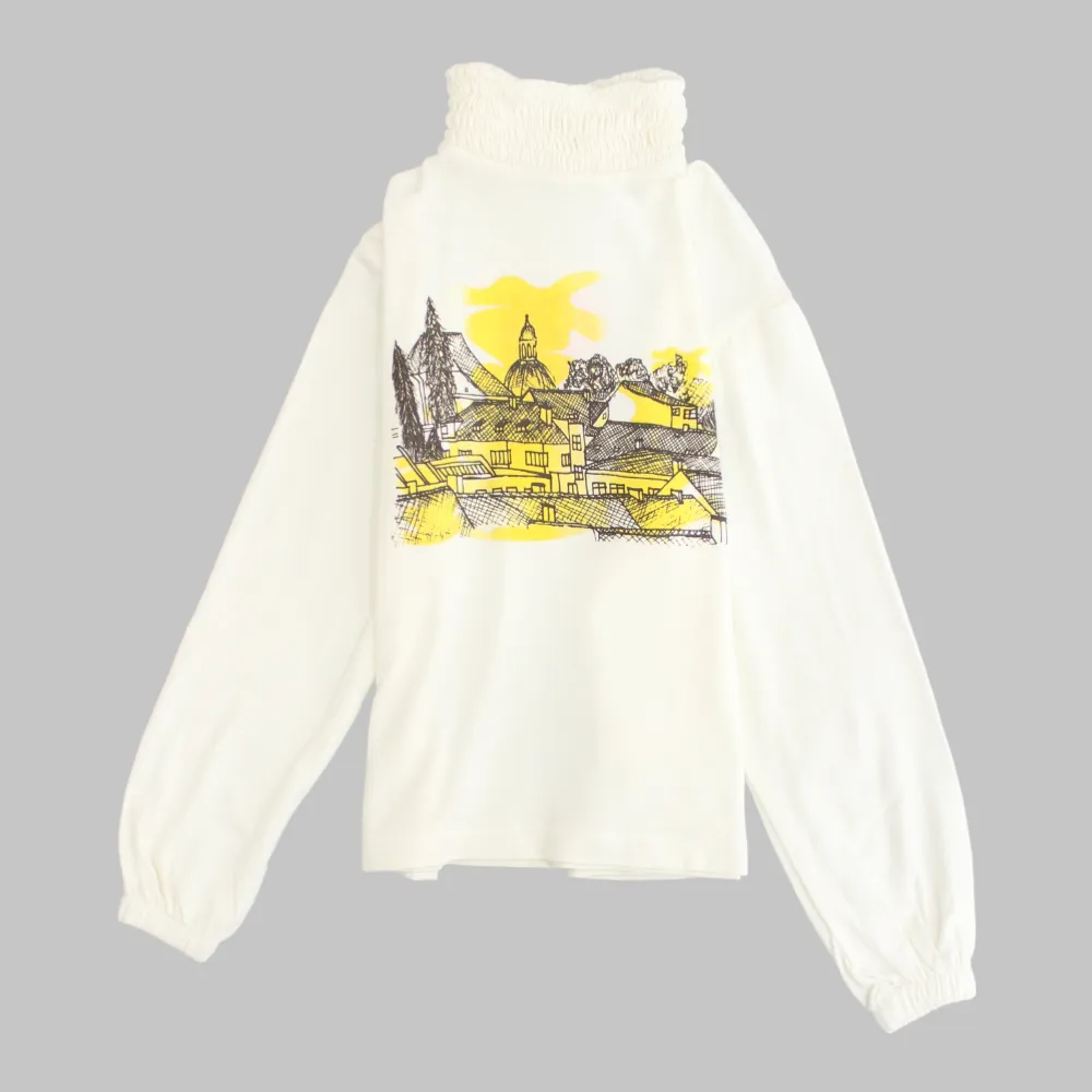Mädchenhaftes T-Shirt mit hohem Kragen und langen Ärmeln