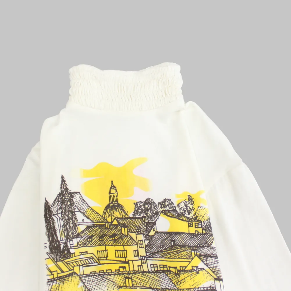 Mädchenhaftes T-Shirt mit hohem Kragen und langen Ärmeln