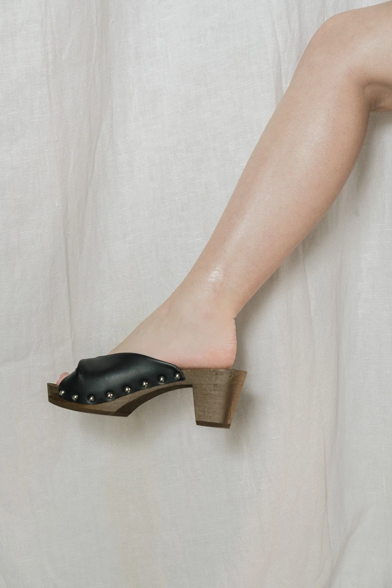 Grape Leder Vegane Holzschuhe | Schwarz