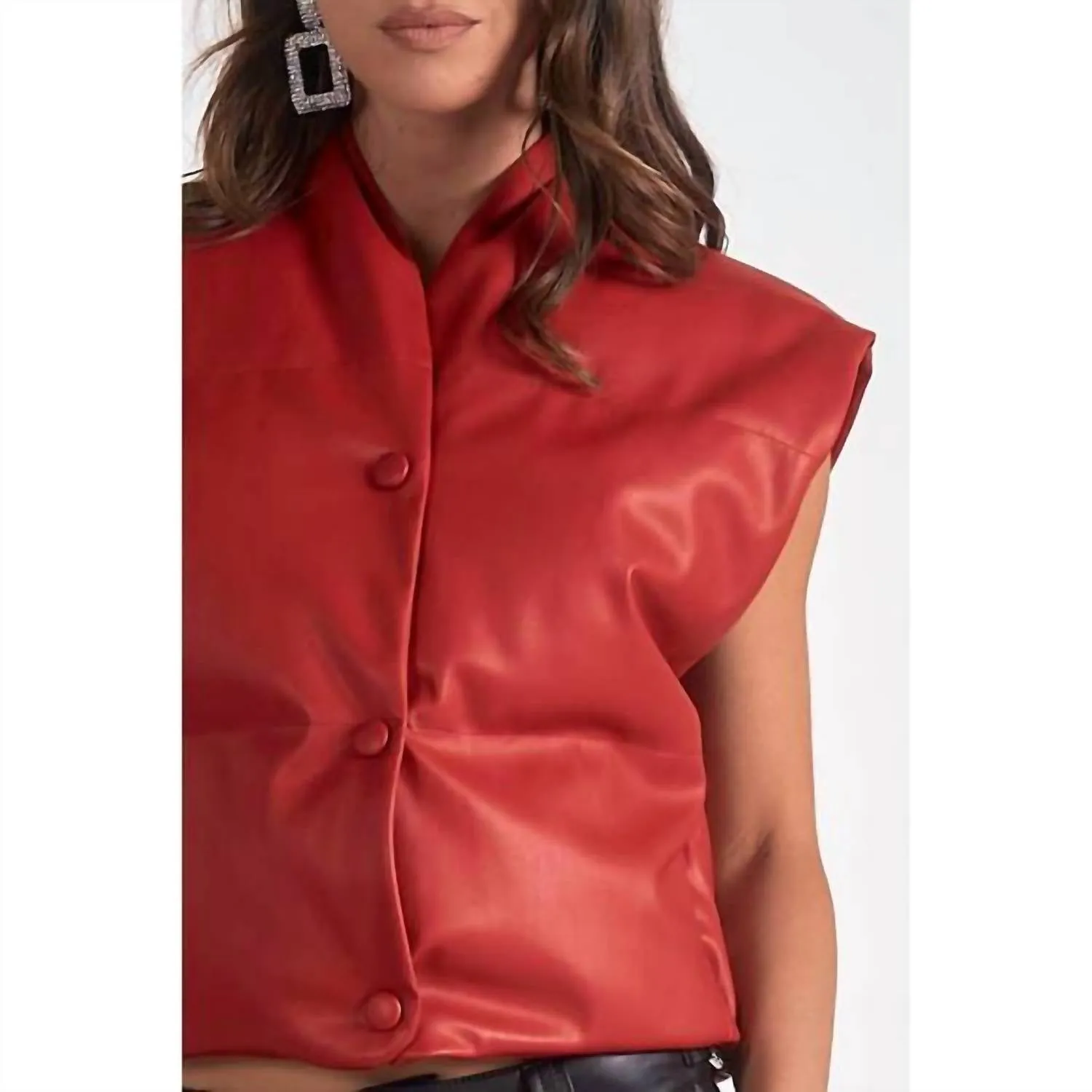 Roter Lederweste mit hohem Kragen