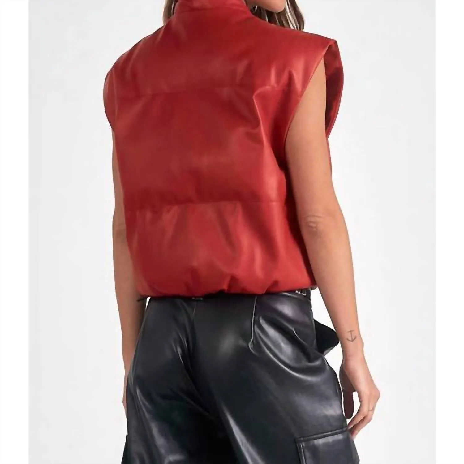 Roter Lederweste mit hohem Kragen