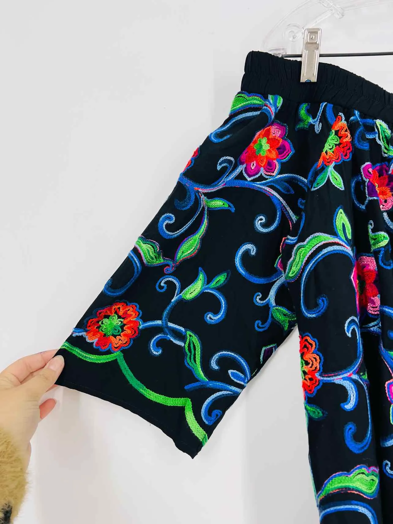 Karen Kane Größe L Schwarz/Mehrfarbig Blumen Bestickt NEU Tops Top mit 3/4-Ärmel