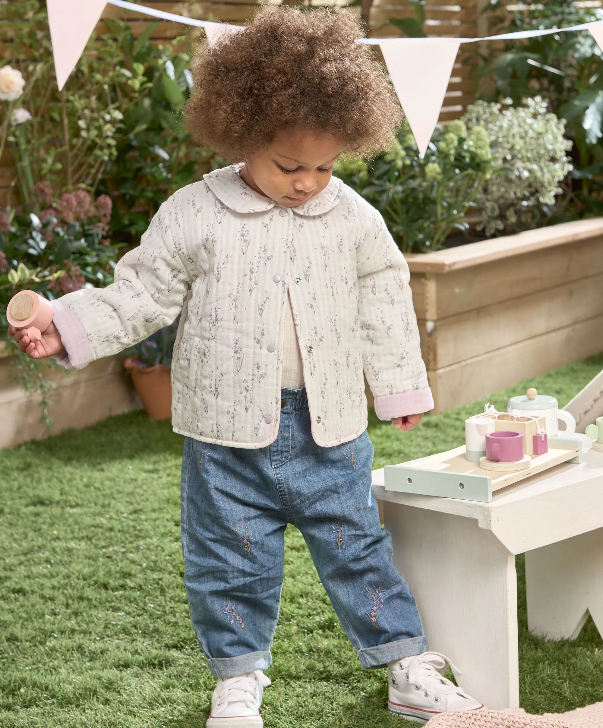 Lavendel bestickte Jeans
