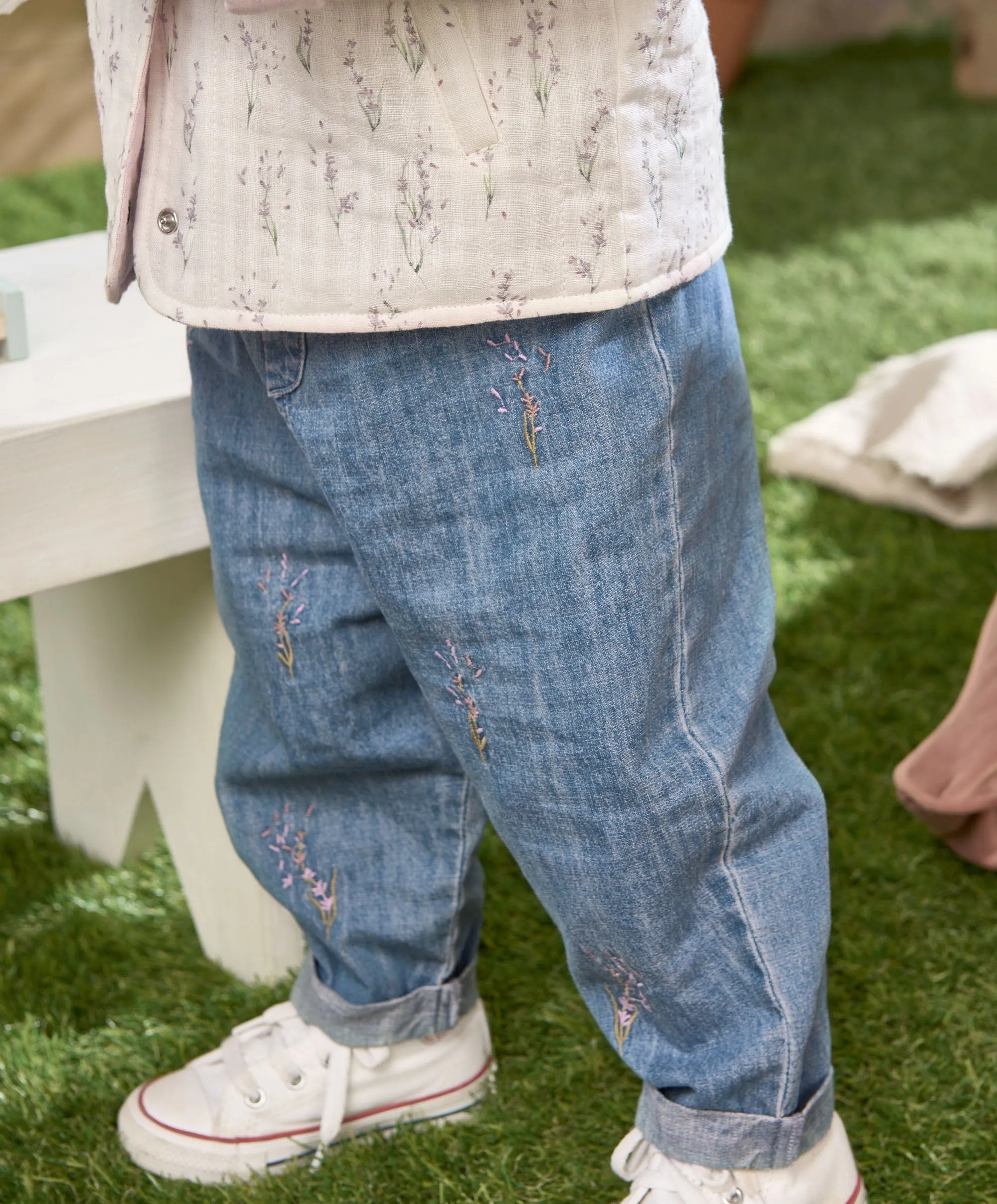 Lavendel bestickte Jeans