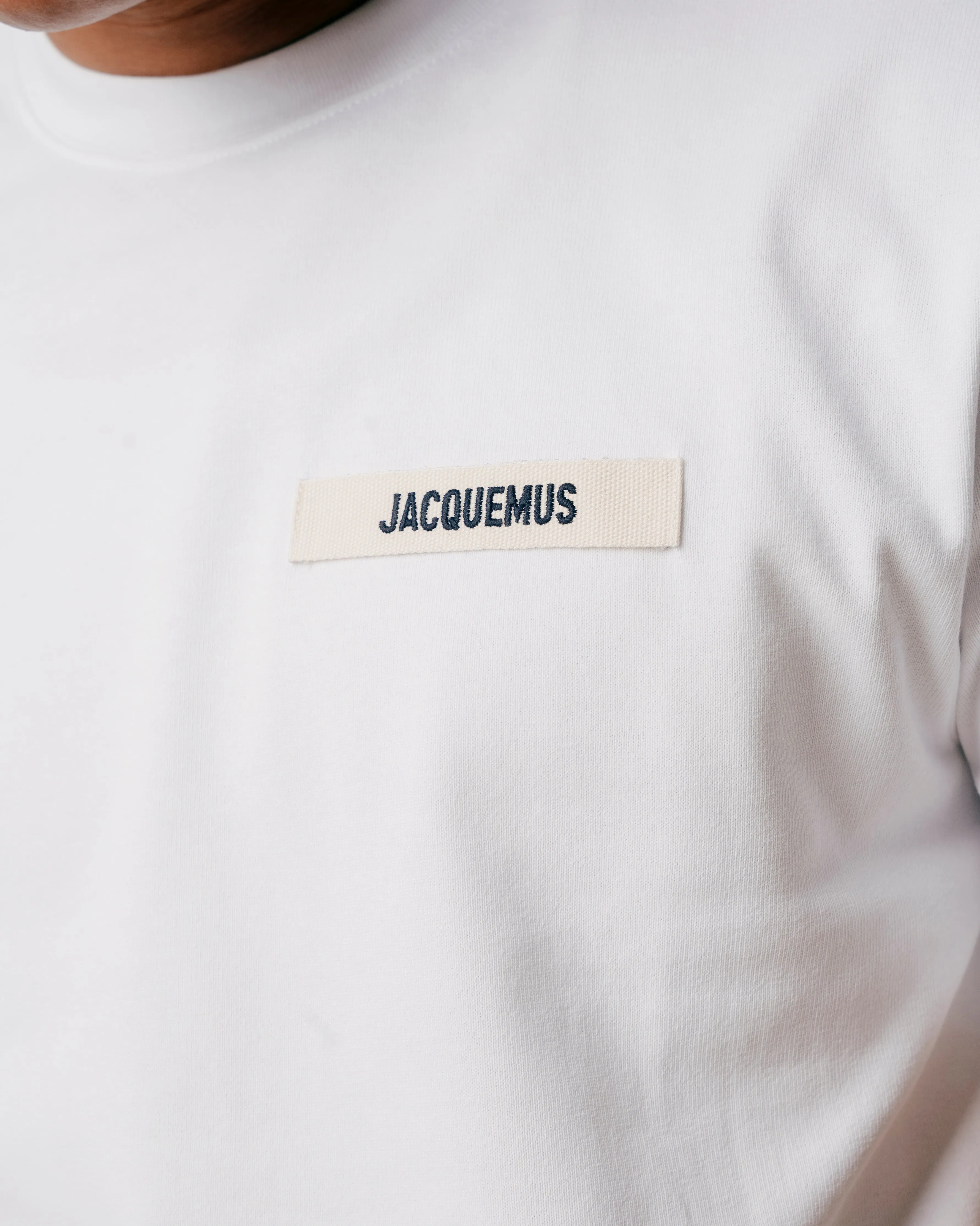 DAS T-SHIRT MIT GROBKÖRNIGEM STOFF