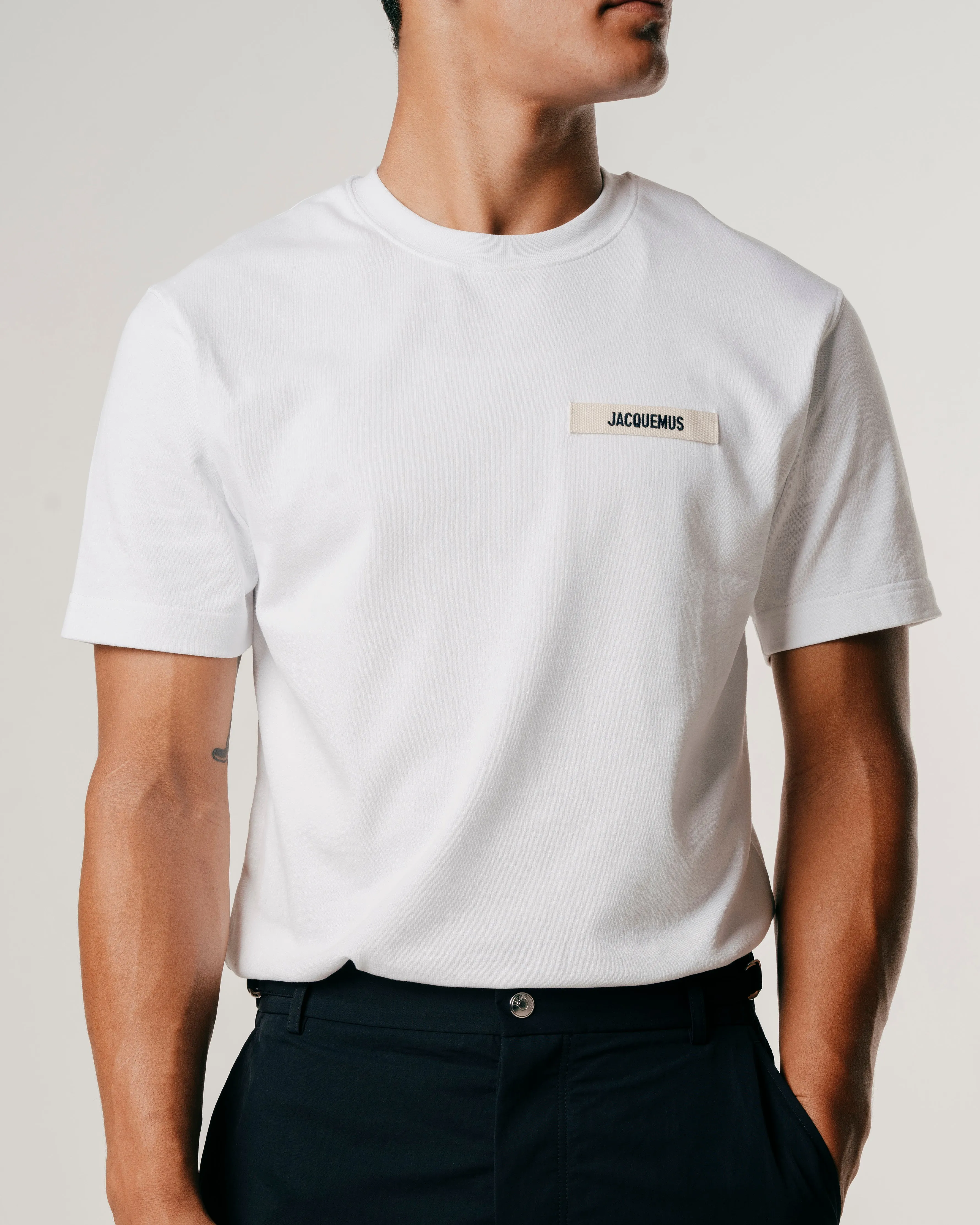 DAS T-SHIRT MIT GROBKÖRNIGEM STOFF