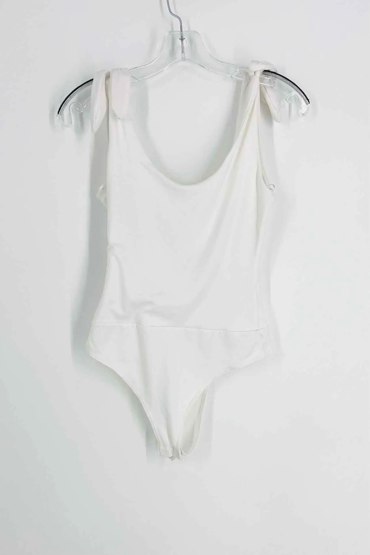 LuLu's Größe S Weißer Knoten Einfarbiges Top Bodysuit
