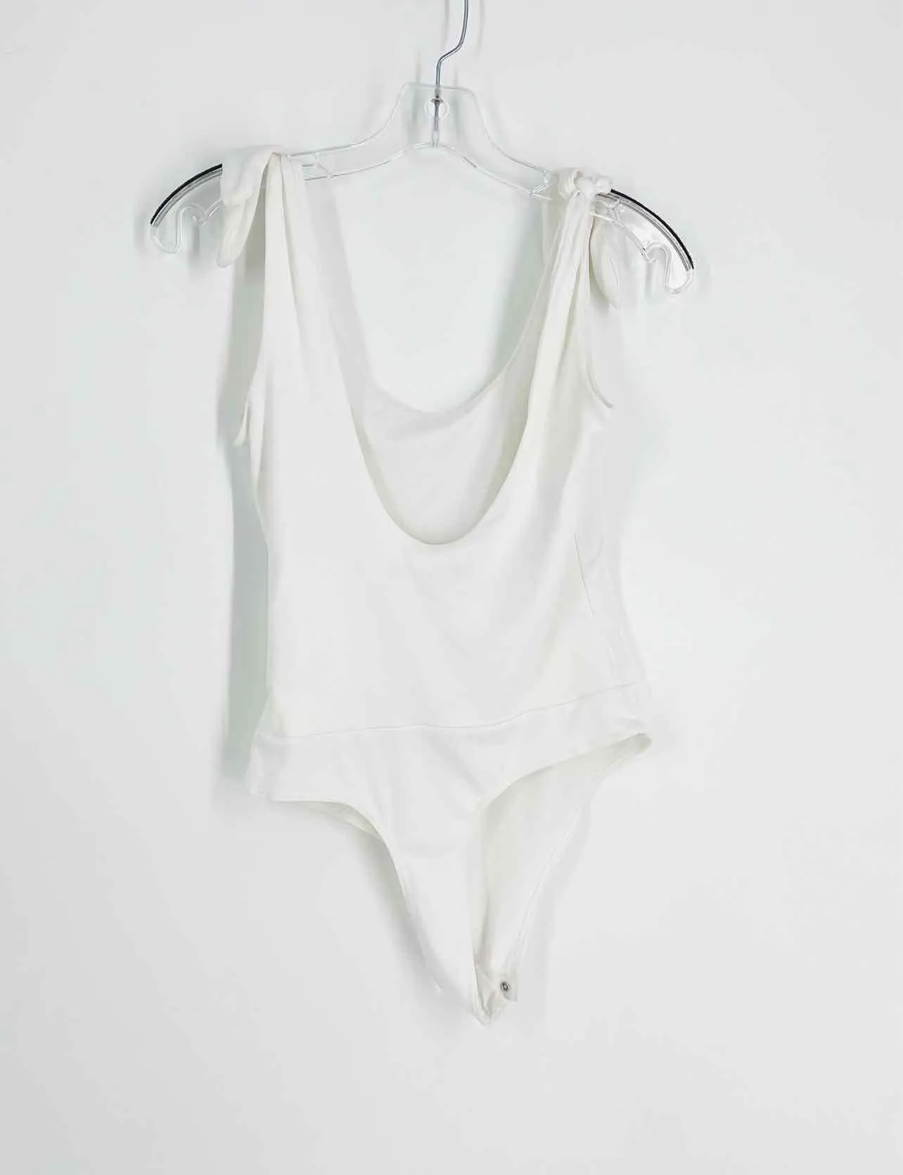 LuLu's Größe S Weißer Knoten Einfarbiges Top Bodysuit