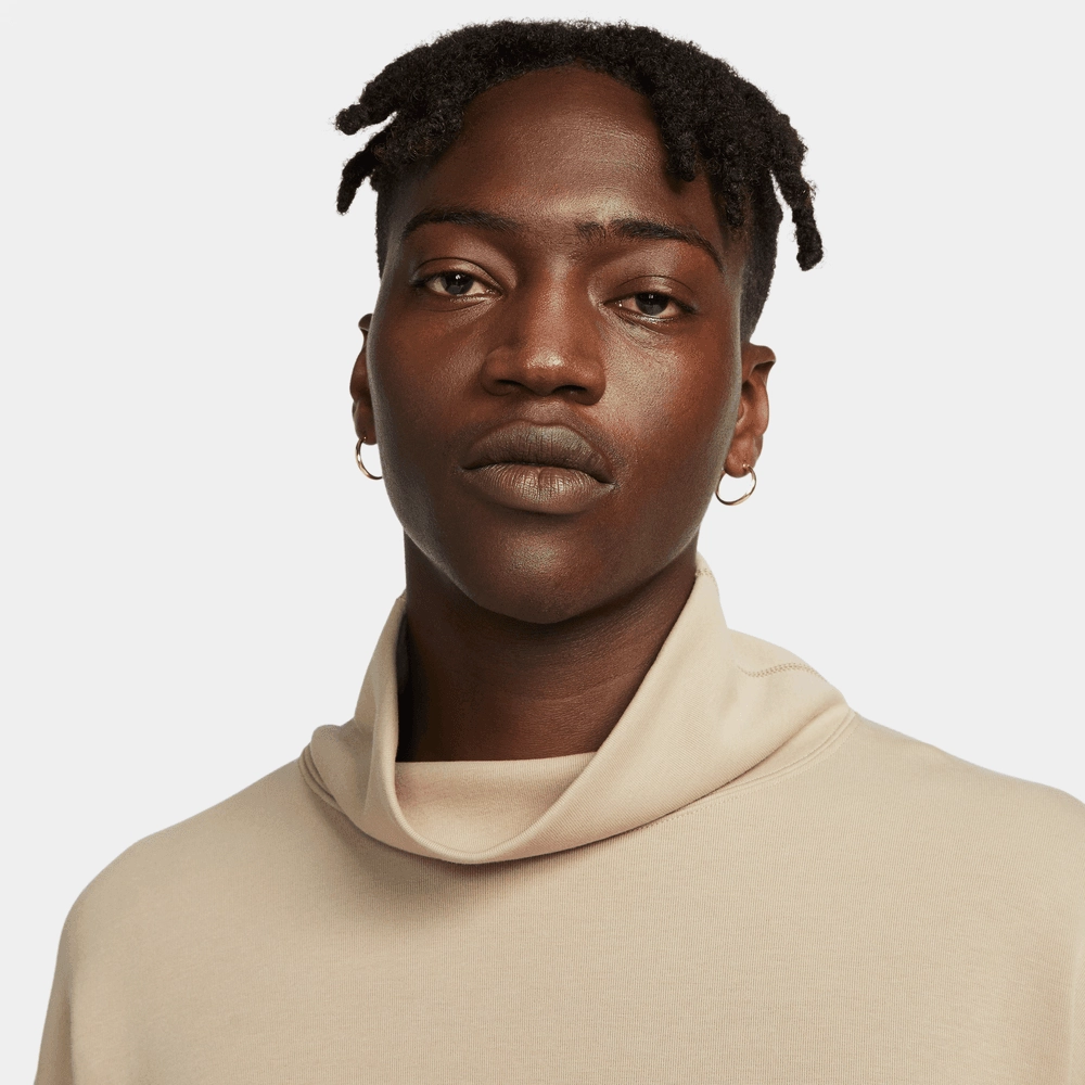NIKE SPORTSWEAR TECH FLEECE NEU INTERPRETIERTER TURTLENECK IN KHAKI
