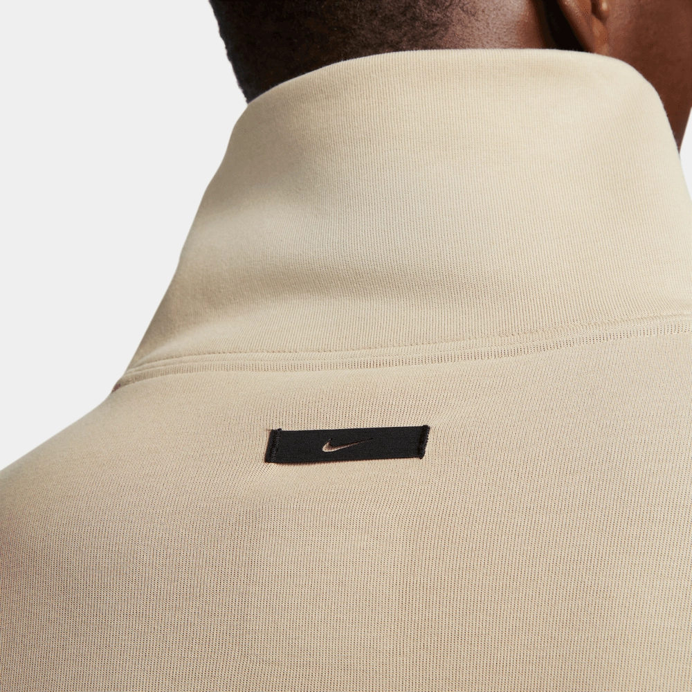 NIKE SPORTSWEAR TECH FLEECE NEU INTERPRETIERTER TURTLENECK IN KHAKI