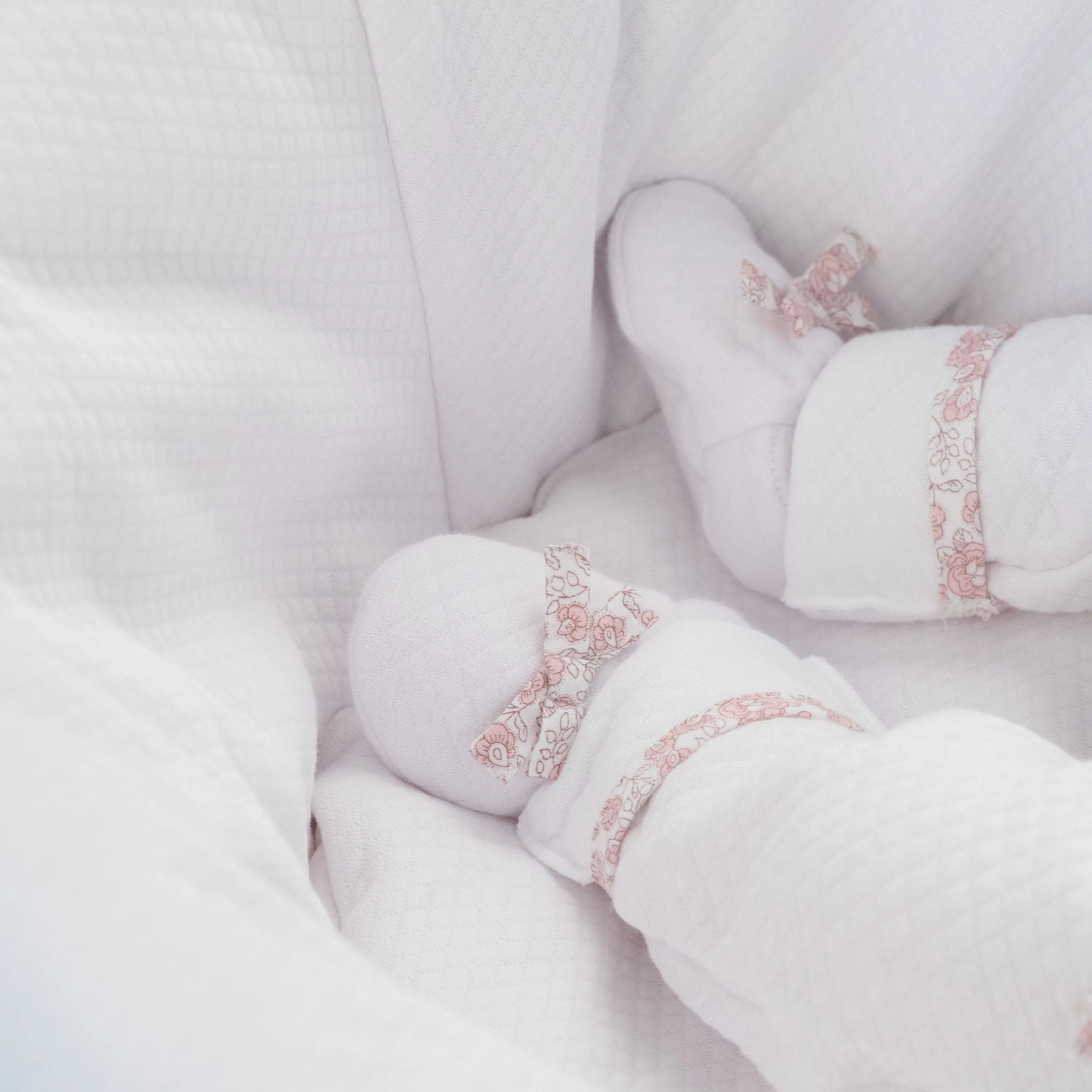 Rose Sweet | Baby Mädchen Weiße Blumen Gesteppte Baumwoll-Stiefelchen Babykids_Bebe-Sweeny