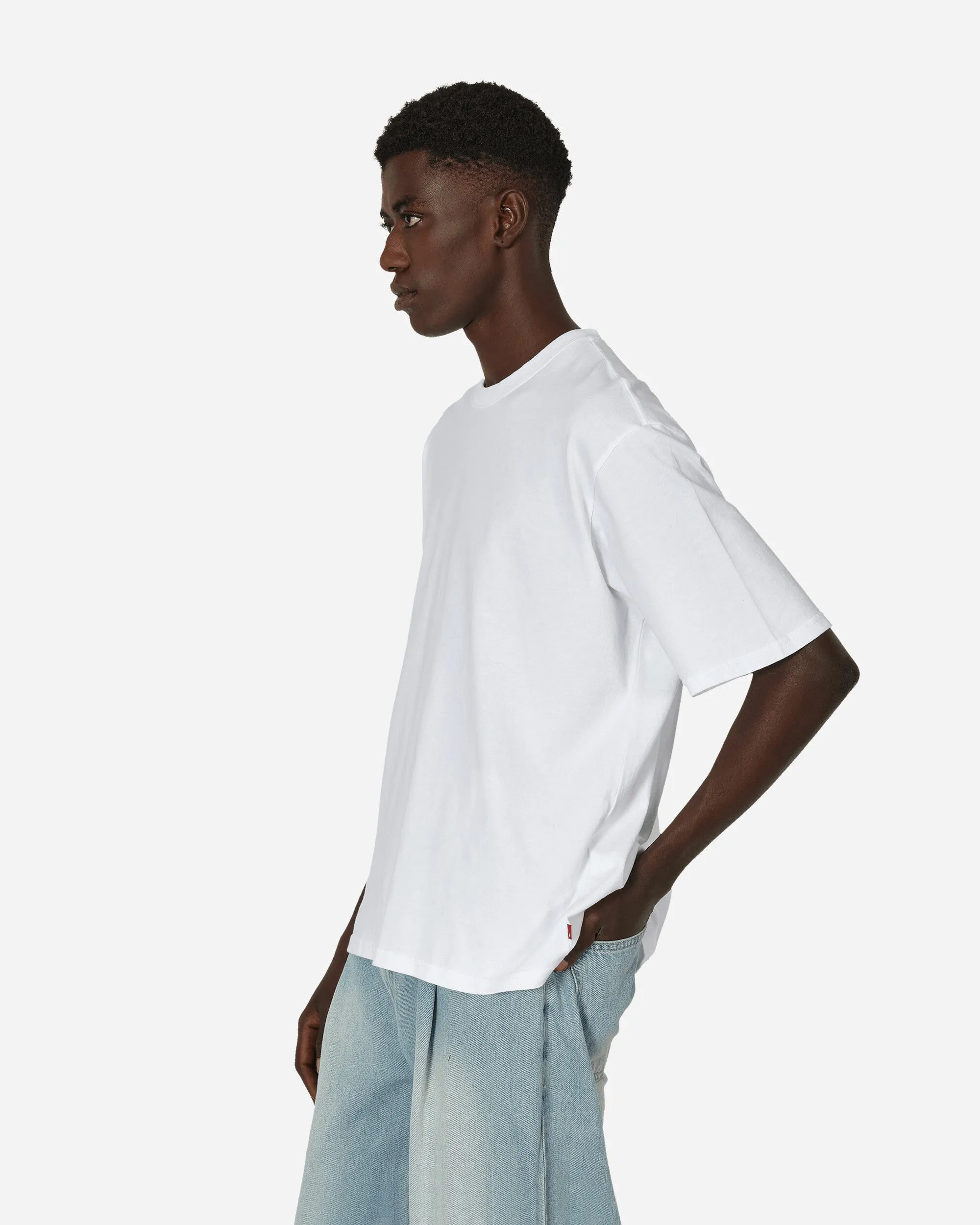 Das weiße T-Shirt mit halbem Ärmel
