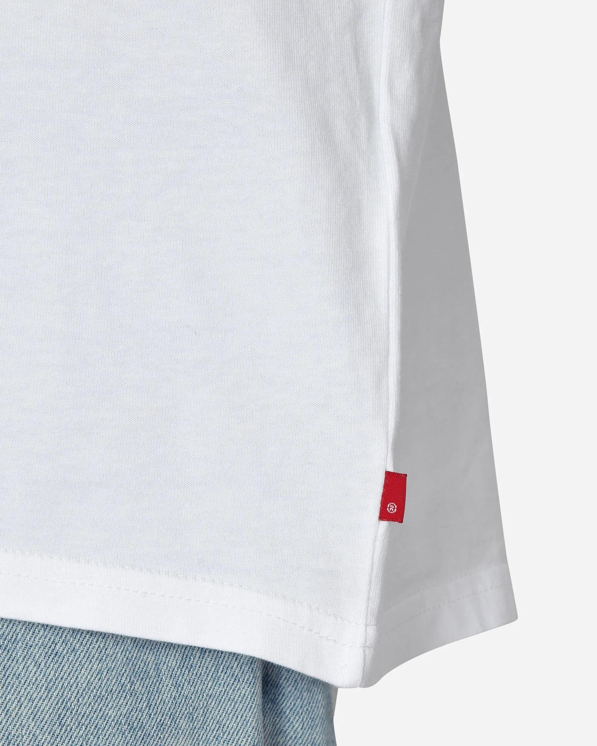 Das weiße T-Shirt mit halbem Ärmel