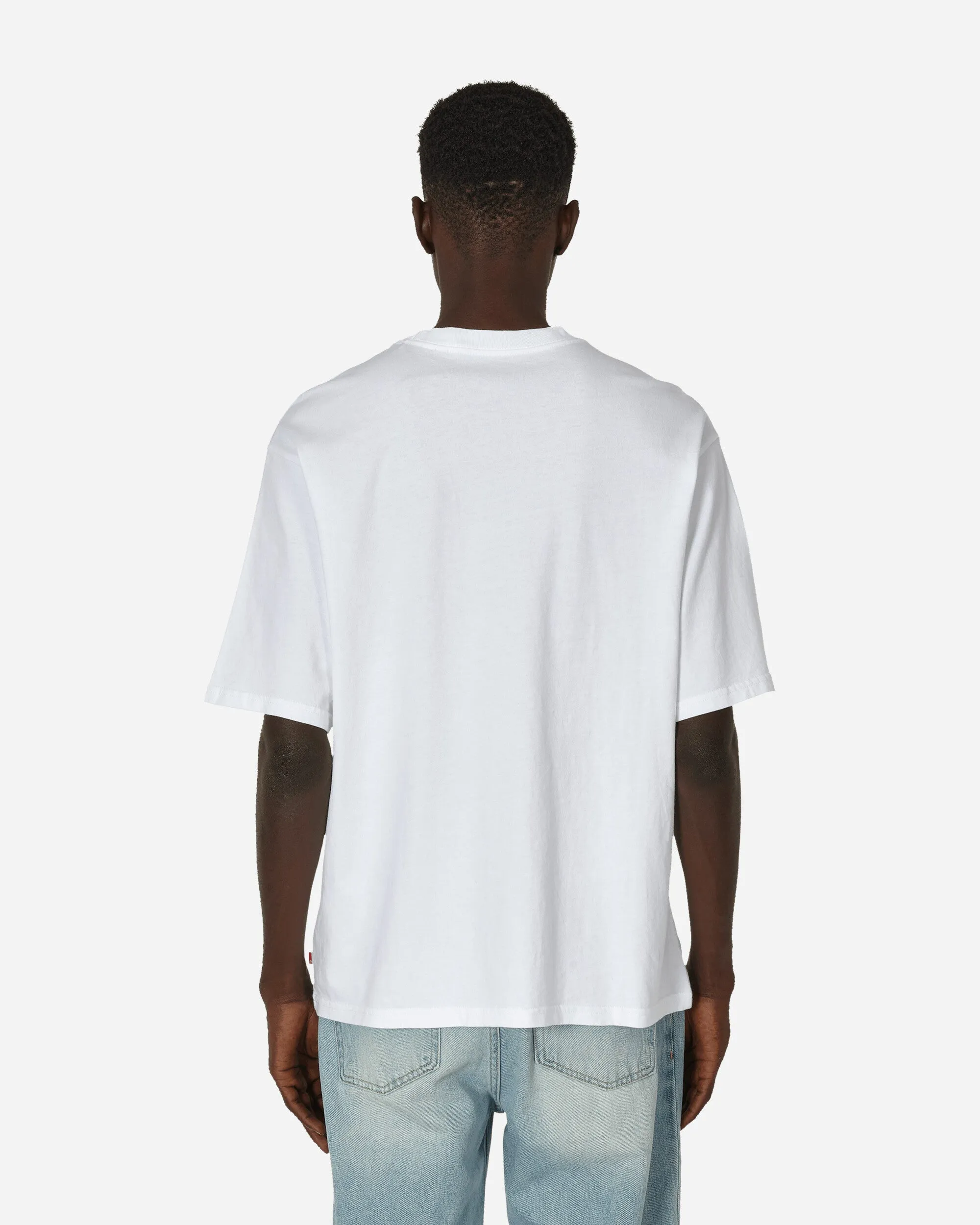 Das weiße T-Shirt mit halbem Ärmel