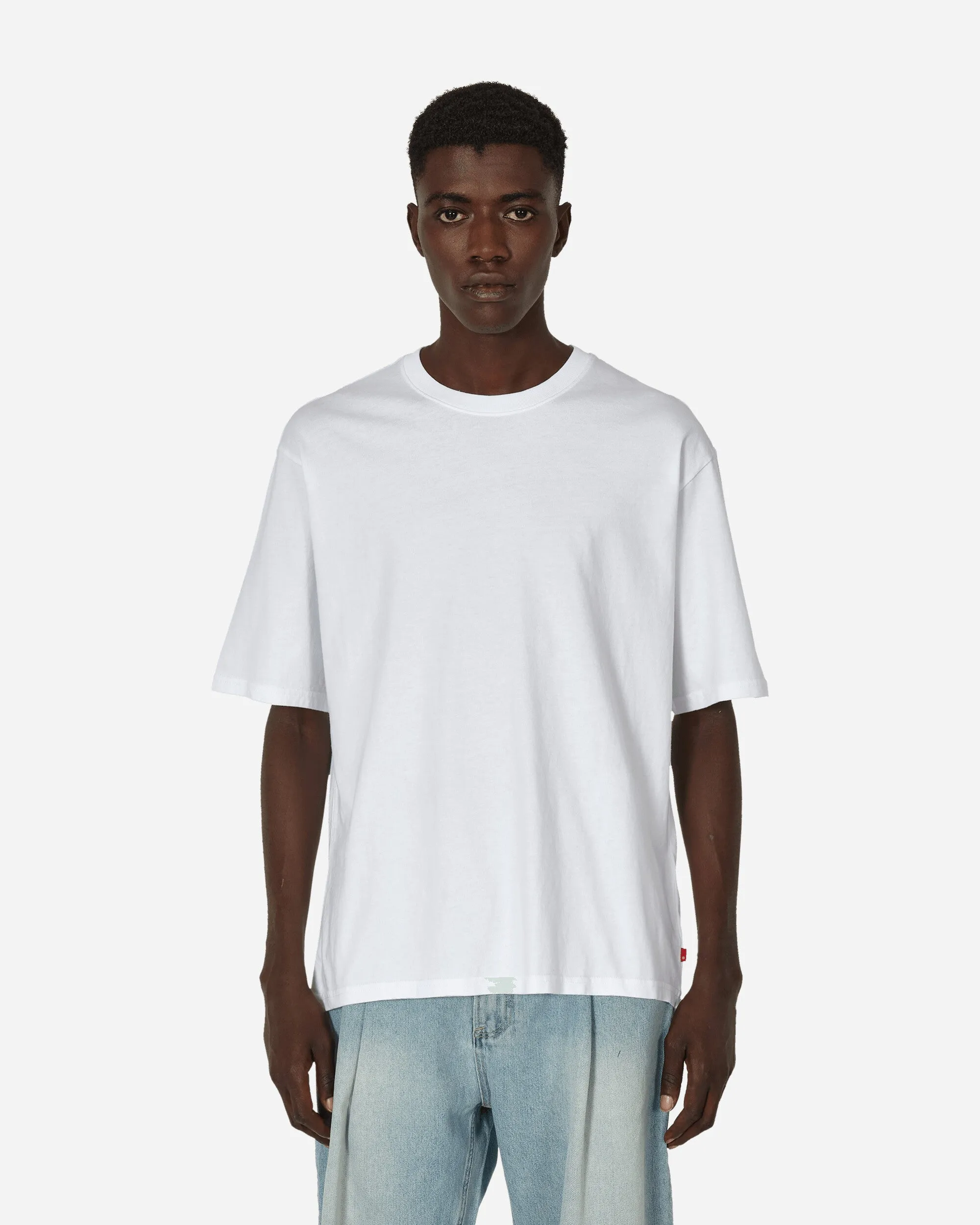 Das weiße T-Shirt mit halbem Ärmel