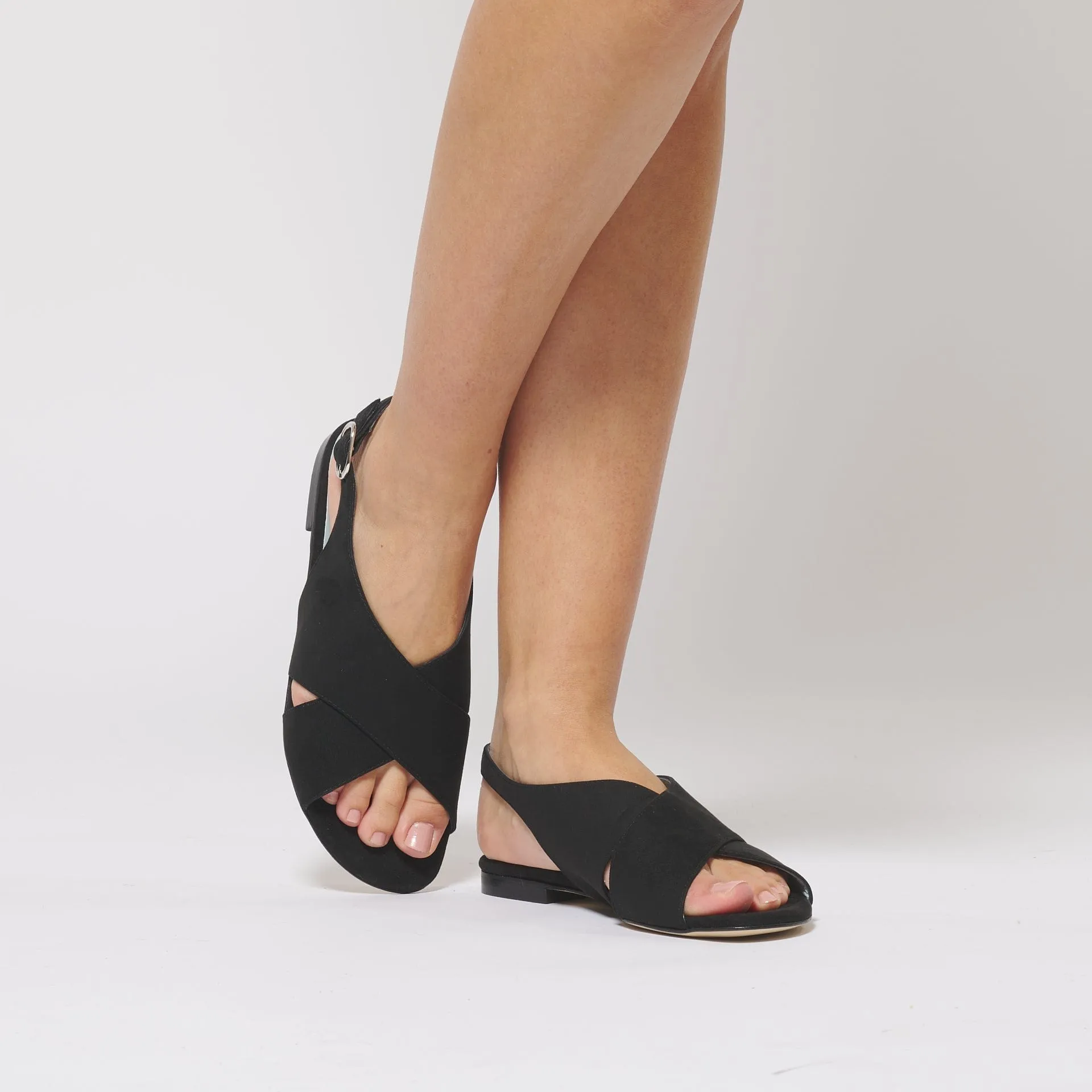 Vegane Wildleder-Crossover-Slingback-Sandalen | Schwarz
