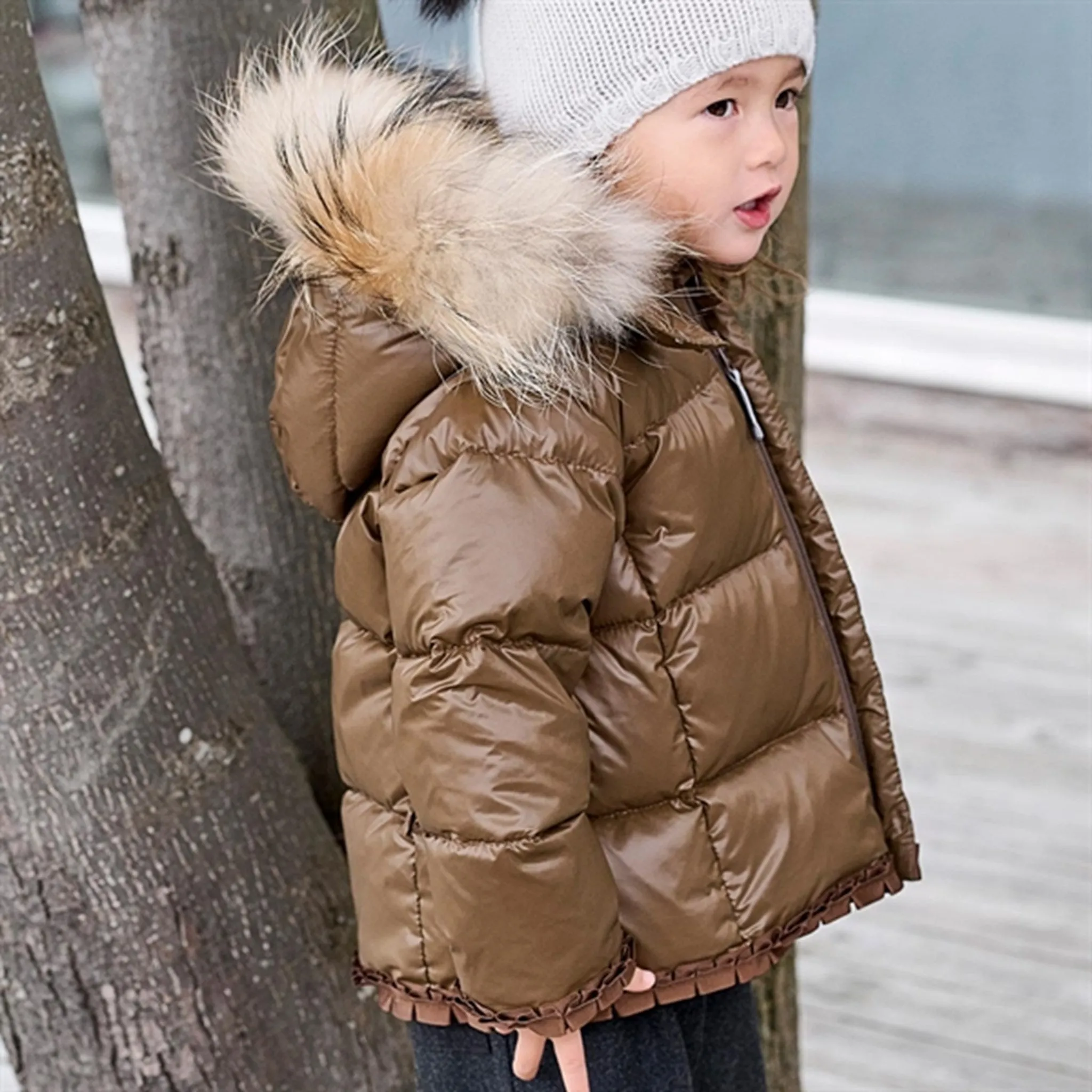 Ver de Terre Federleichte Daunenjacke für Baby-Mädchen mit Pelz-Kängurutasche Ver-De-Terre